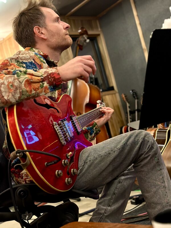 Bänz with the Gibson