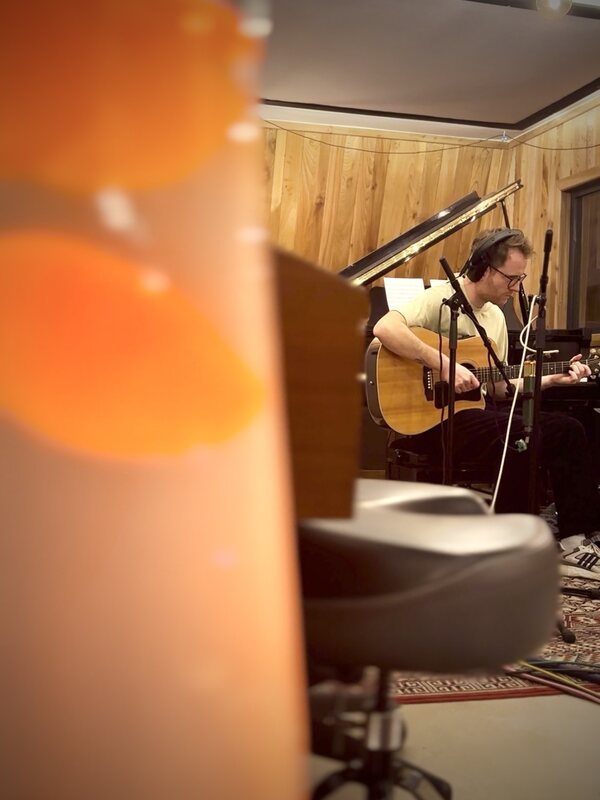 Bänz with acoustic